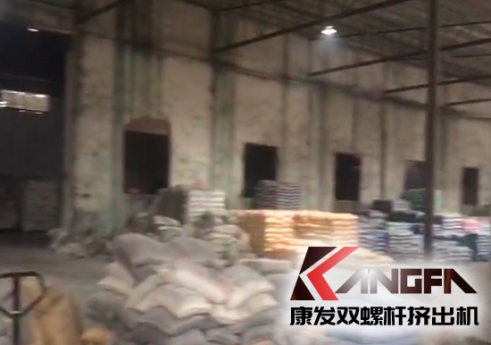 康發(fā)多年老客戶雙螺桿擠出機車間一角，有序生產，業(yè)務紅火！