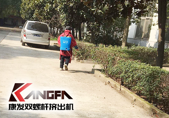 戰(zhàn)疫情、防風(fēng)險、保安全！康發(fā)雙螺桿擠出機(jī)復(fù)工在即，全廠實現(xiàn)全方位消毒！