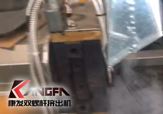 延長設(shè)備使用壽命，提升客戶滿意度！康發(fā)加強(qiáng)對雙螺桿造粒機(jī)的維護(hù)包養(yǎng)工作
