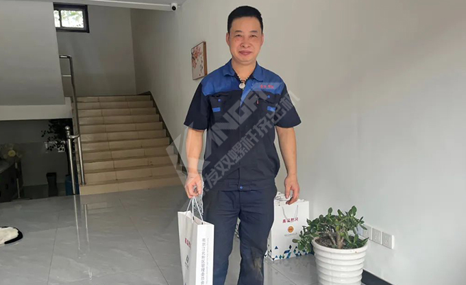 南京江北新區(qū)總工會(huì)深入康發(fā)雙螺桿造粒機(jī)一線開(kāi)展“來(lái)高溫慰問(wèn)”慰問(wèn)活動(dòng)！