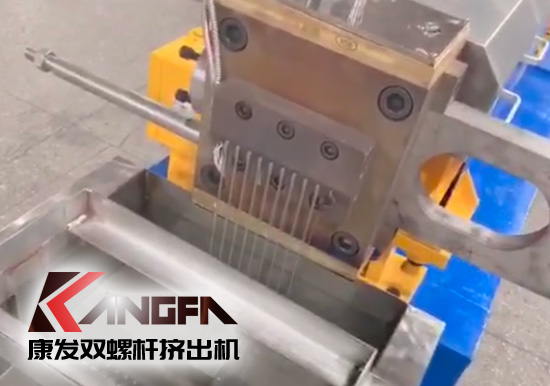 “中國制造”尋求挖掘更大的非洲需求！JSH-65型雙螺桿擠出機設備出口設備帶料試機，坐標非洲！
