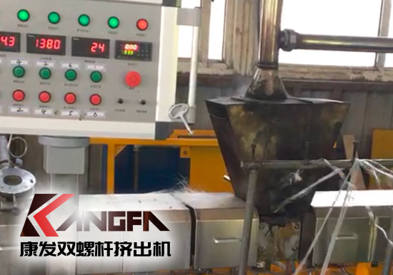 標(biāo)準(zhǔn)化雙螺桿擠出造粒機(jī)組采用新款一體化便攜開機(jī)方式，康發(fā)塑機(jī)為您想的更多！