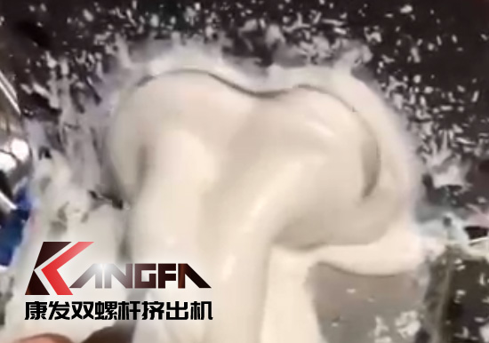 康發(fā)雙螺桿擠出設(shè)備以其過硬的產(chǎn)品技術(shù)、卓越的產(chǎn)品質(zhì)量贏得了越來越多的忠實(shí)用戶，并在競爭日趨激烈的市場獲得優(yōu)勢！