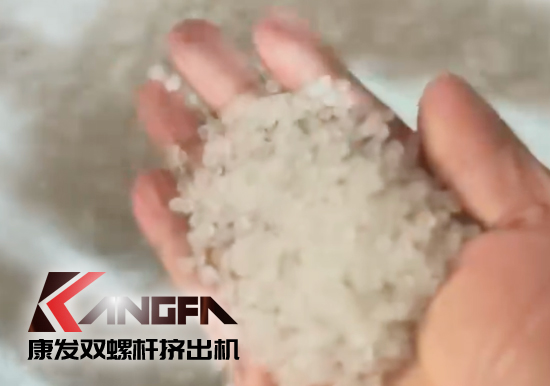 水下切粒雙螺桿擠出機機組安裝調試生產！深耕于雙螺桿擠出機行業(yè)！相信我們！您會獲取更大的利益?。?！